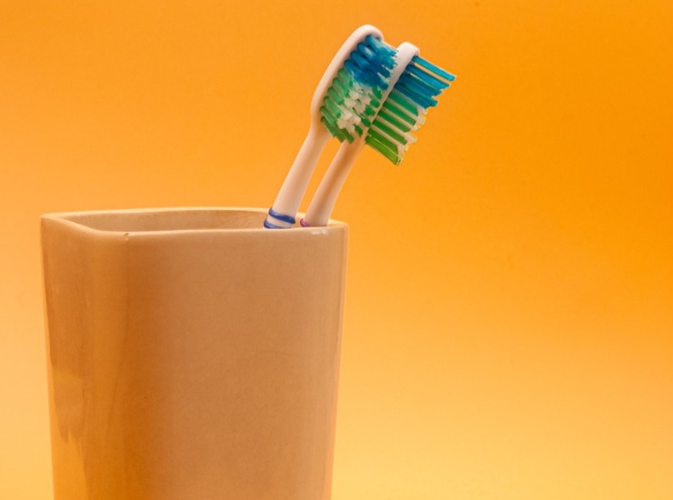 spazzolini da denti in bagno