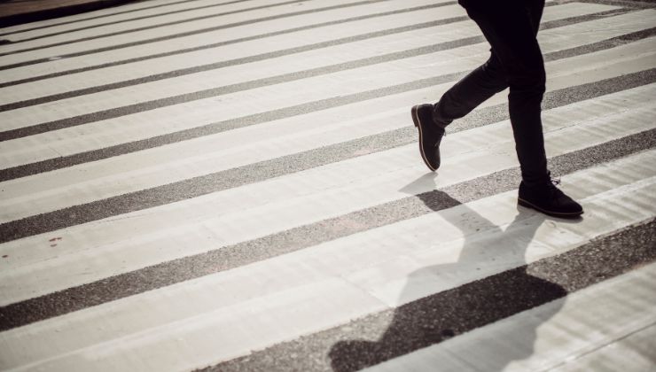 Una semplice passeggiata può diventare un incubo: ecco cosa sapere se attraversi la strada