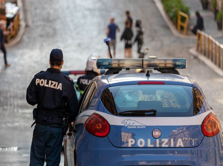 Polizia per le vie della città (Depositphotos)-bitontotv.it