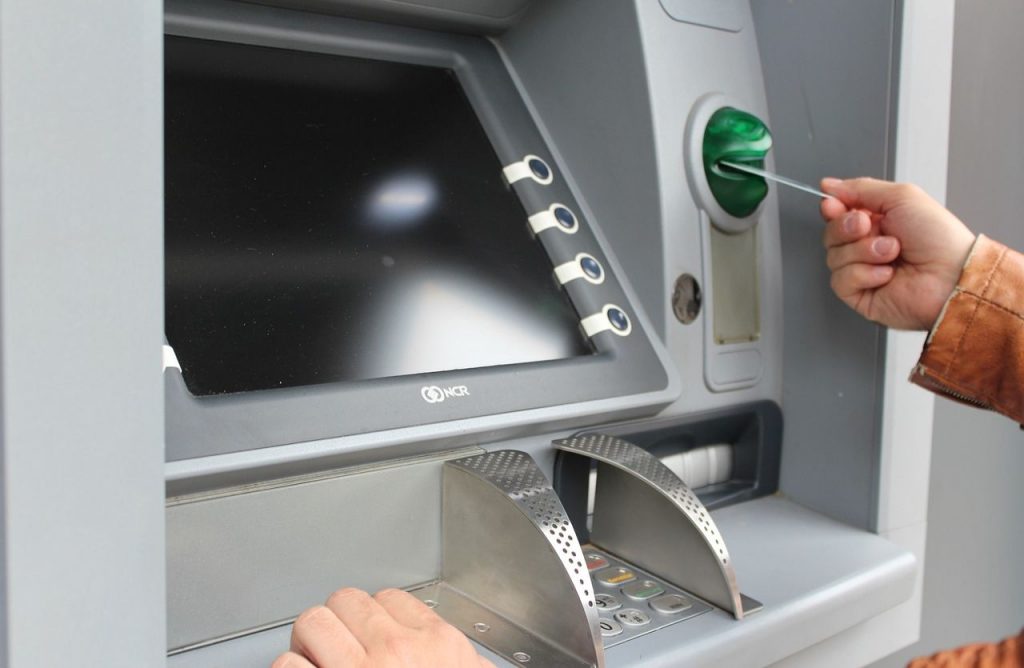 Terrore al Bancomat: arriva la nuova truffa delle ricevute | Vietato stampare allo sportello