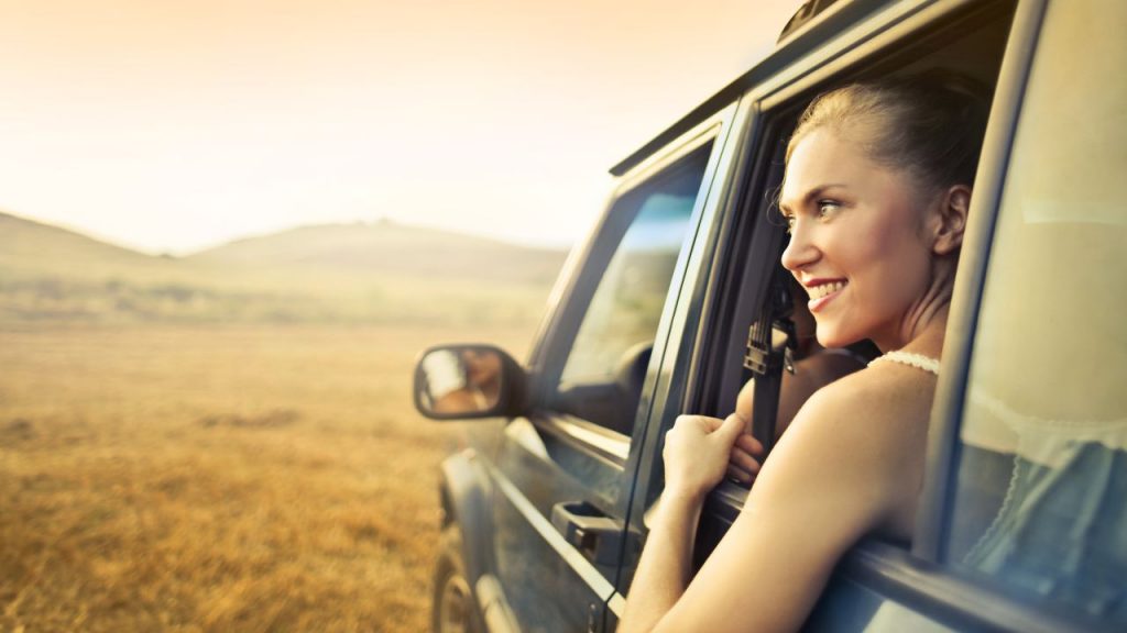 Che ne diresti di un pannello solare sul tetto dell’auto? È il trucco furbo per alimentare la batteria dell’auto elettrica