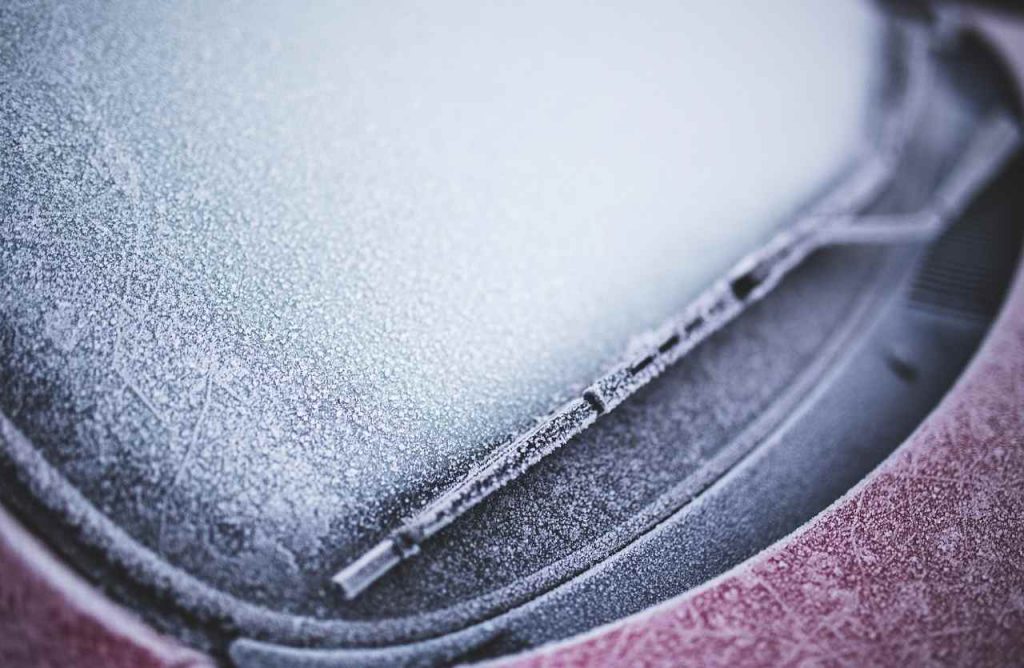 Parabrezza ghiacciati: con questa svista lo danneggi in pochi secondi | Vietato farlo al mattino