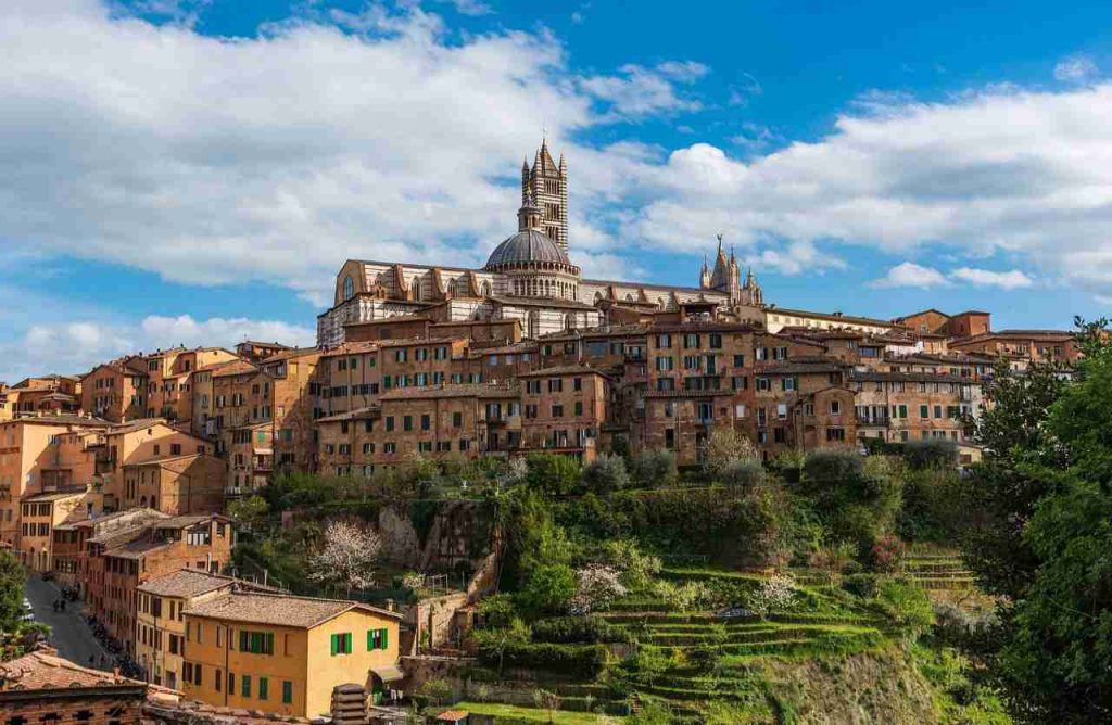 Borgo gioiello in Toscana: a due passi da Siena c’è un luogo sospeso nel tempo | Mozzafiato anche d’inverno