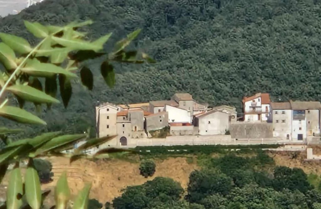 È considerato il borgo più piccino della provincia di Foggia: abitato da 144 anime gode di un panorama mozzafiato | Ci fanno ore di fila per vederlo