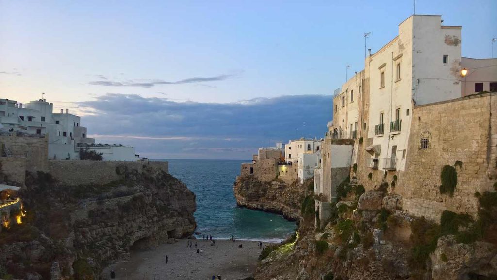 Tra i borghi più belli sul mare è impossibile non citare questo qui: è in Puglia e gode di una vista impossibile da trovare da altre parti