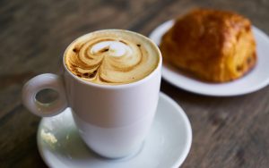 cosa succede se fai colazione con cornetto e cappuccino