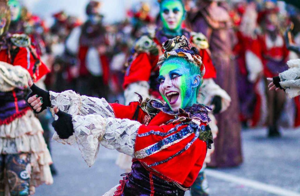 Ma quale Carnevale di Viareggio: il più bello si trova proprio in questa Regione d’Italia | C’è la ressa ogni volta per vederlo