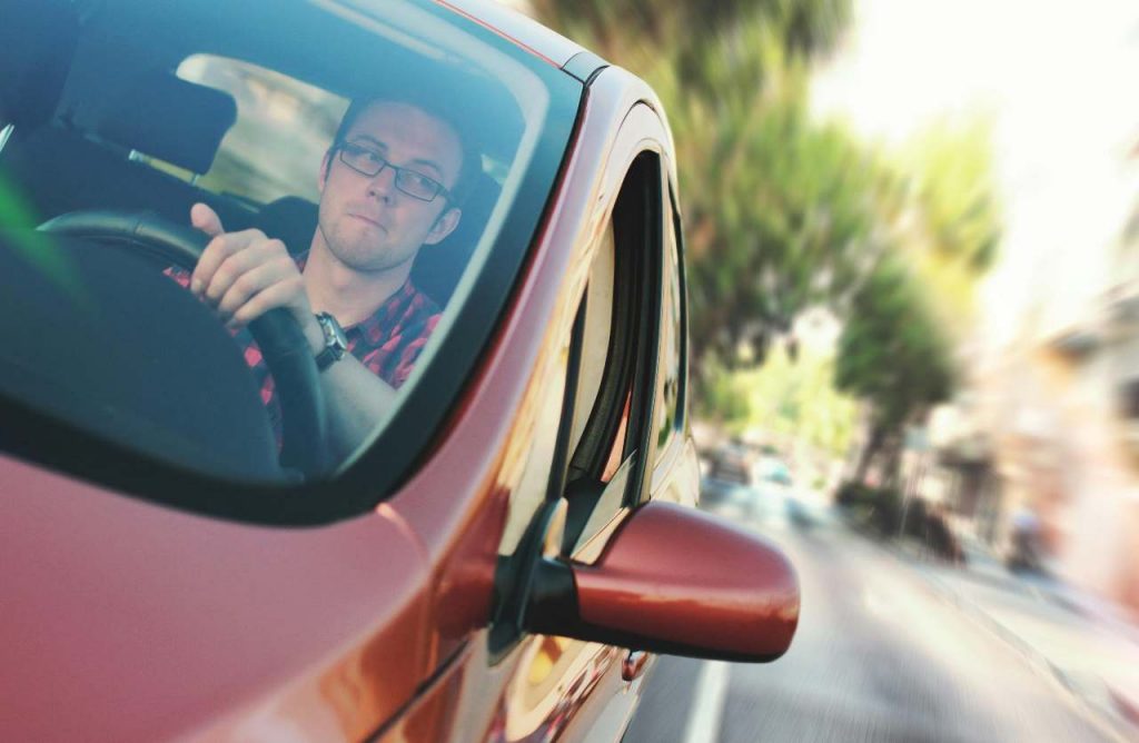 Codice della strada, divieto di prestito dell’auto: ti serve la delega per circolare | È ufficiale