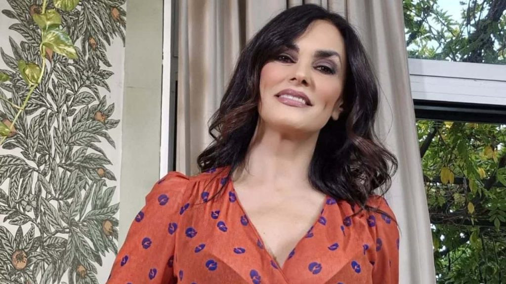 Maria Grazia Cucinotta, la corsa in pronto soccorso: “diagnostica un tumore alla testa” | operazione per la rimozione