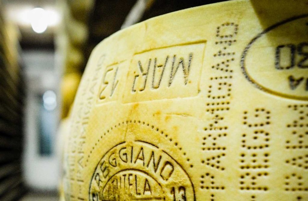 Parmigiano grattugiato, conservarlo così equivale a buttarlo nella pattumiera: perde ogni tipo di sapore e aroma | Sprechi solo un mucchio di soldi