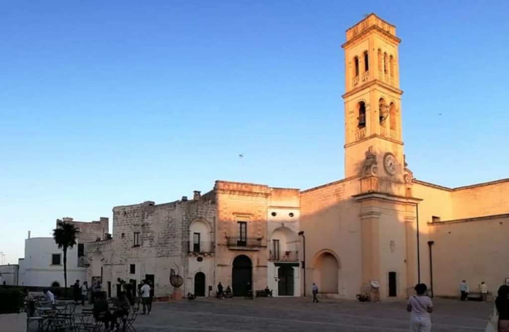 È considerato il borgo dai mille vicoli stretti e tortuosi: a pochi km da Lecce si nasconde questo gioiello | Solo 5mila anime hanno il privilegio di viverci