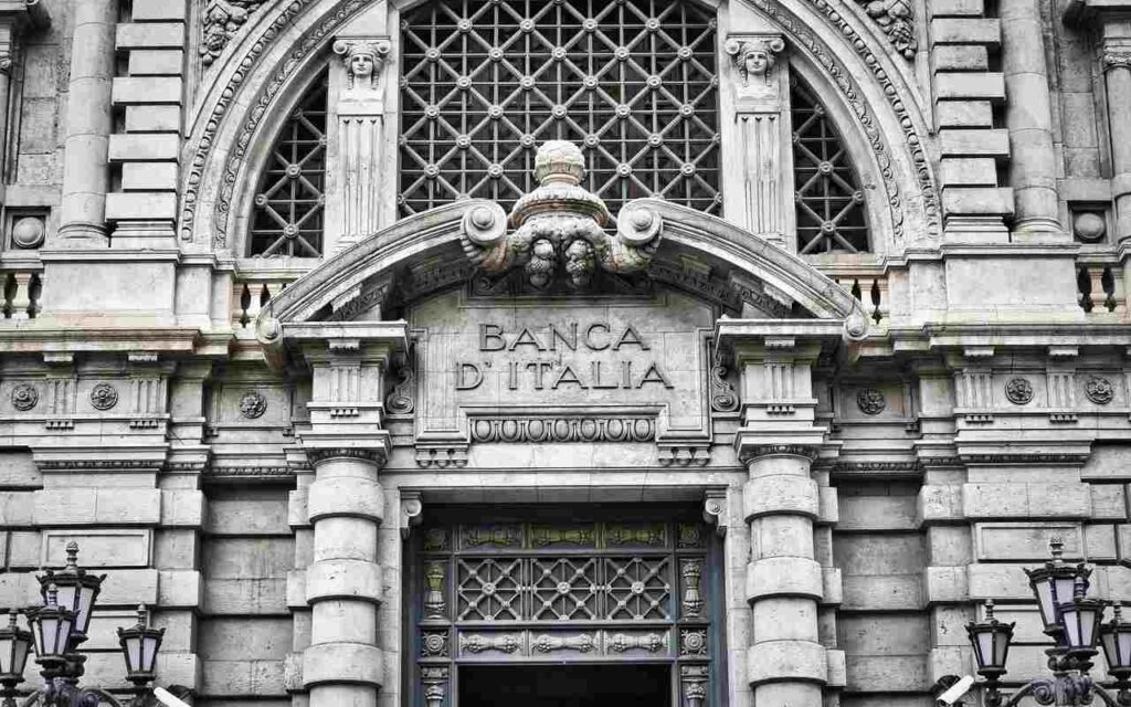 Novità banche, da maggio paghi anche i bonifici in entrata: praticamente lavoro per dare i soldi a loro | È la maxi-tassa da 30€